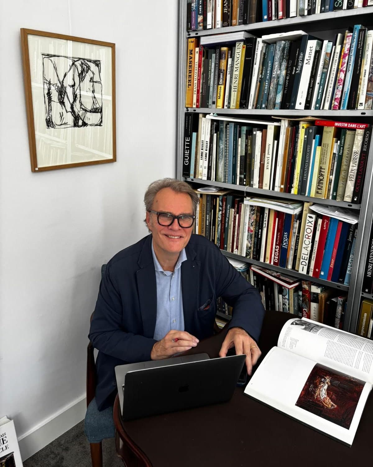 Thibaut Wolvesperges à son bureau, devant sa bibliothèque d’ouvrages d’art
